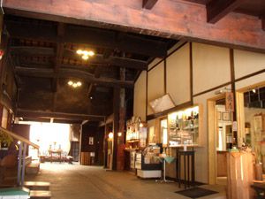 七賢の暖簾をくぐったところ