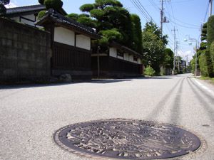 白州町の銘が残るマンホールの蓋