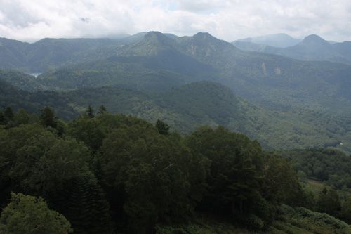 東舘山展望台より左から大沼池、裏志賀山・志賀山、ガスに霞む御飯岳、笠ヶ岳