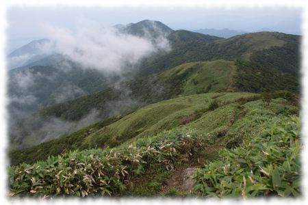 那岐山山頂からガスがかかる広戸仙を望む、左奥は山形仙