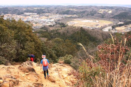 日和田山山頂直下の金比羅神社前の岩場から巾着田を望む