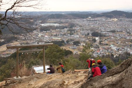 金刀比羅神社前の岩場にて