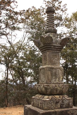 山頂の宝篋印塔