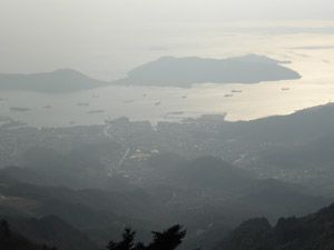 星ヶ城山西峰から草壁港、内海湾を望む
