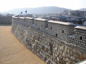 蒼竜門付近より八達山を望む