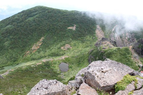 種蒔苗代を見下ろし鳥海山を遠望する