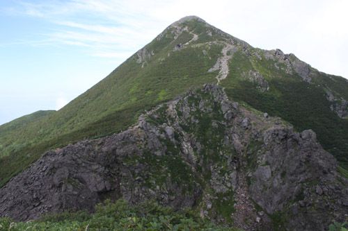 鳥海山から鳥の海噴火口越しに見上げる岩木山