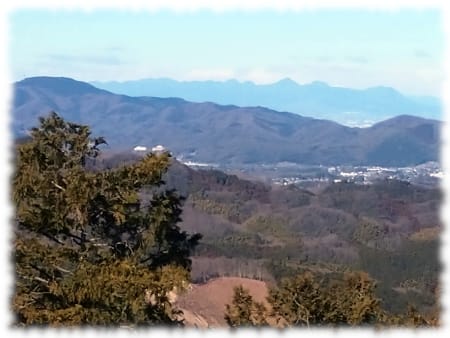 官ノ倉山から陣見山の彼方に榛名山