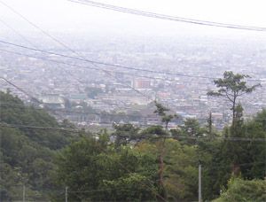 甲府盆地と甲斐善光寺を見下ろす