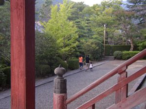 甲斐善光寺の金堂脇にて