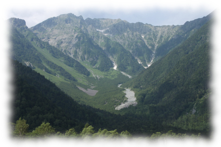 上高地・河童橋から望む奥穂高岳（中央奥）