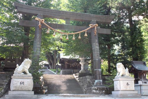 夏日差す諏訪大社上社前宮社務所前