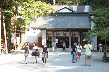 参拝所、背後にある拝殿は建築用シートで覆われている
