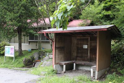 大平、かつてのバスの待合い所。左に水場。