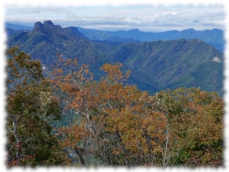 金剛萱山頂から四ツ又山・鹿岳・物語山を一直線に見る。鹿岳から右手に帯びる尾根の最高点は落沢岳。右奥の雲の中に浅間山。中央奥の目立つ三角形は日暮山？