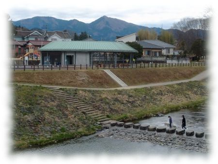 小川町・栃本親水公園から笠山と堂平山を望む。目立つ建物は公園の休憩舎。