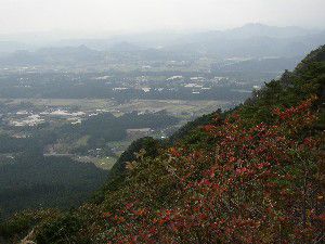 御嶽付近から二股山(右奥)を望む