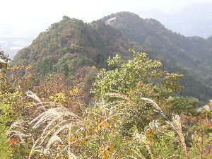 御嶽付近から赤岩山を振り返る