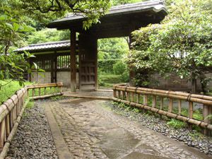 旧前田侯爵邸和館の門内