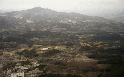 榛名山ロープウェイ上ノ山公園駅から子持山。左手下は伊香保温泉