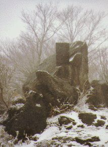 春の雪に追われた子持山山頂
