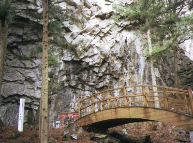 屏風岩基部。左下に役行者の線刻がある(らしい)。