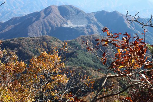 頂稜直下の急登途中で高川山(奥)と殿平を振り返る
