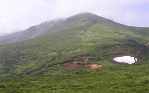 東栗駒山頂から本峰を仰ぐ
