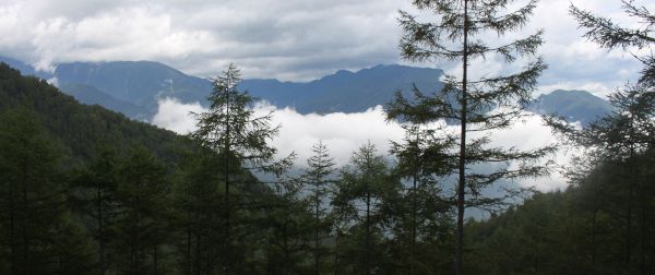 北岳展望デッキから雲の中の北岳(左)、鳳凰三山(中央)、千頭星山(右)