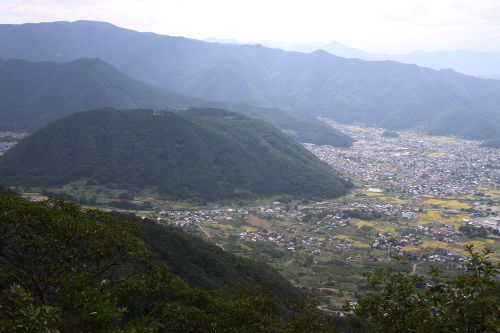奇妙山から見下ろす皆神山。背後にノロシ山、左奥彼方はおそらく鏡台山