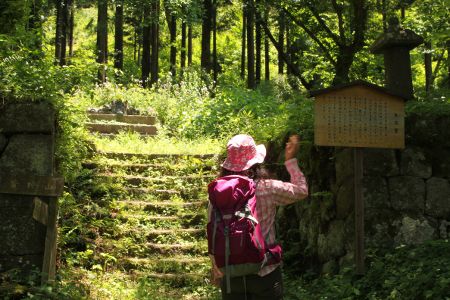大日堂の石組みの前で
