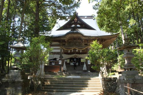 皆神神社、正式名は熊野出速雄(くまのいずはやお)神社