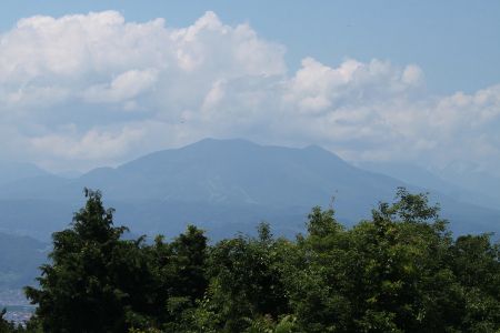 浅間神社の裏手から飯縄山を望む
