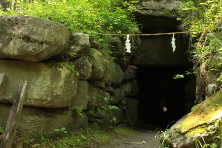 岩戸神社、奥で神鏡が光る
