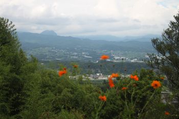 韮崎の武田八幡神社から太刀岡山を遠望する