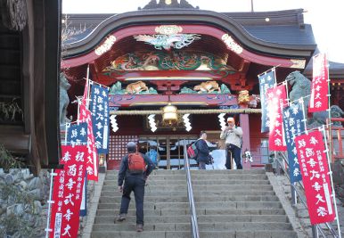 石段の先に仰ぐ拝殿