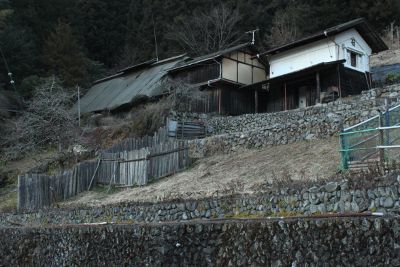 夕暮れを迎えつつある山里