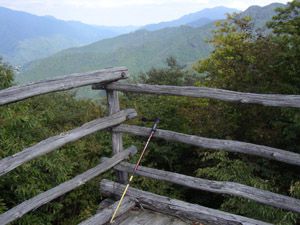 向山の展望台から御前山を望む