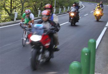 国体の自転車ロードレース、左端に先頭走者