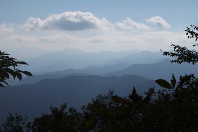 山頂から彼方に御坂の山々を望む