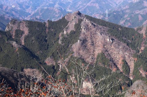 烏帽子岩から見下ろす三ツ岩岳