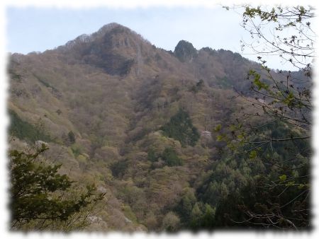 表参道から見上げる妙法ヶ岳。山頂は黒い尖塔部分。