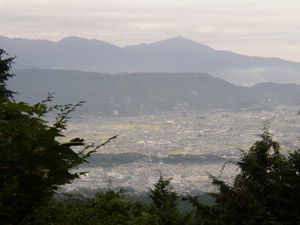 丹沢山塊、正面は大山
