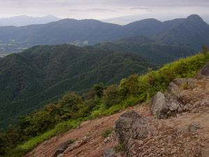 山頂から望む金時山(右端)、愛鷹山塊(左奥)