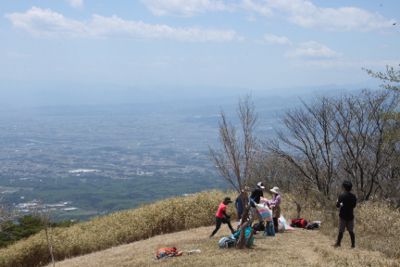 前橋市街を俯瞰する鍋割山山頂