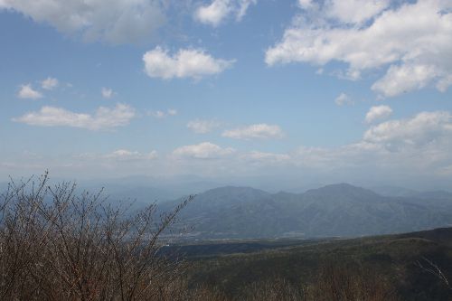 稜線から小野子山(左)と子持山を遠望