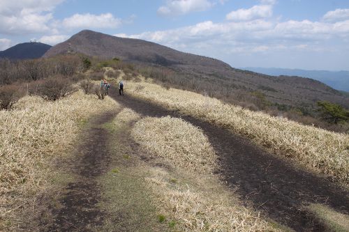 荒山目指して稜線を行く、背後は地蔵岳