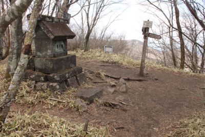 祠立つ荒山山頂
