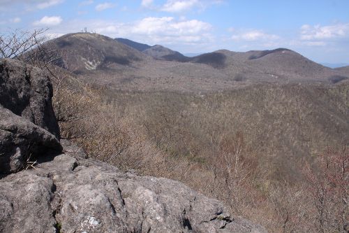 ひさし岩から地蔵岳、長七郎山(右端)。黒檜岳が影に。