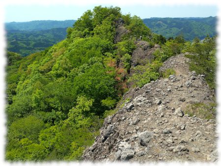 ジャンダルムに続く岩稜から生瀬富士山頂部を振り返る
